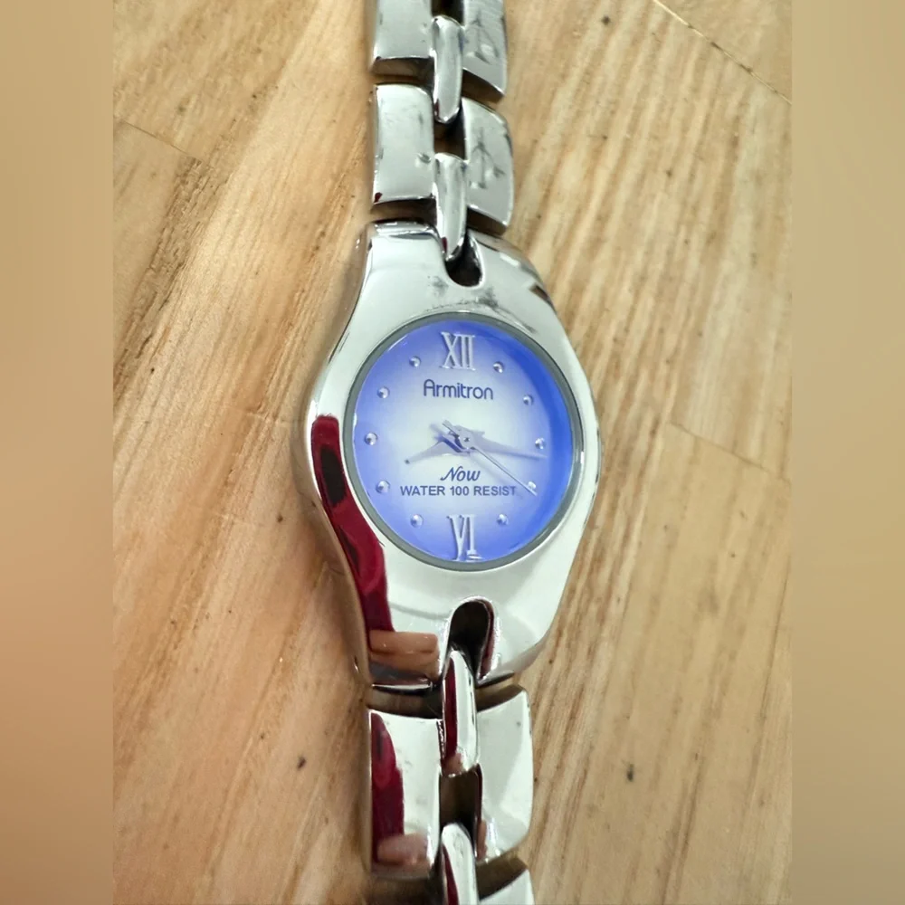 Armitron ladies blue holographic dial silver tone watch NEW BATTERY